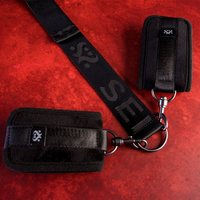 Regulowany zestaw przytrzymujący szyję i nadgarstki SEI MIO, z kajdankami i opaską na szyję, soft BDSM, bondage