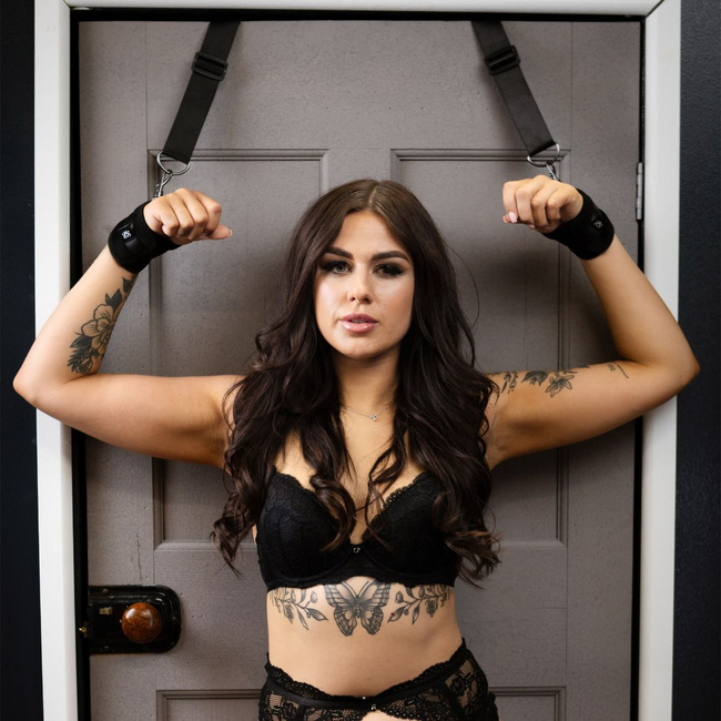 Regulowane kajdanki na nadgarstki do zawieszania na drzwi SEI MIO, system pasów do unieruchamiania na drzwiach,  soft BDSM, bondage