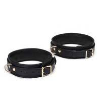 Wykwintne kajdanki na uda z licowej ścisłej skóry bydlęcej w kolorze głębokiej czerni z okuciami  z metalu w kolorze złota rozmiar M/L obwód max 81 cm