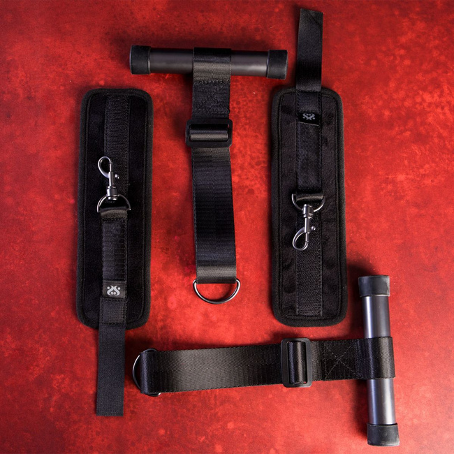 Regulowane kajdanki na nadgarstki do zawieszania na drzwi SEI MIO, system pasów do unieruchamiania na drzwiach,  soft BDSM, bondage