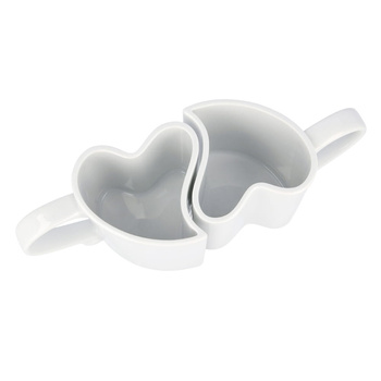 Białe zakochane kubeczki na prezent