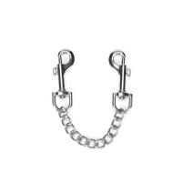 Eleganckie kajdanki na ręce z naturalnej skóry zespolonej w kolorze głębokiej czerni z okuciami i łańcuchem z metalu w kolorze srebra