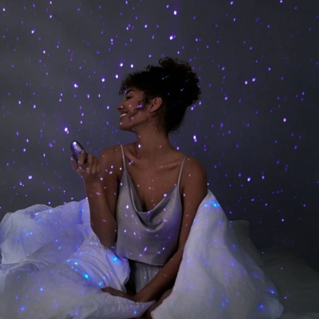 Gwiezdny orgazm  – bezdotykowy soniczny stymulator łechtaczki sterowany smartfonem, z wyświetlaczem nieba