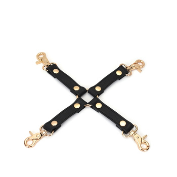 Wykwintny krzyżak z licowej ścisłej skóry bydlęcej w kolorze głębokiej czerni z okuciami z metalu w kolorze złotym