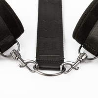 Regulowany zestaw przytrzymujący szyję i nadgarstki SEI MIO, z kajdankami i opaską na szyję, soft BDSM, bondage