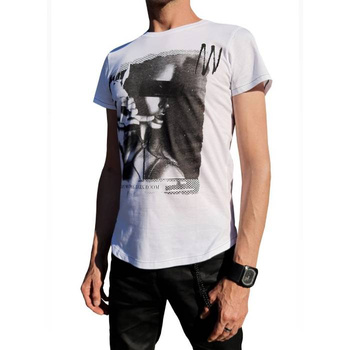 Biała koszulka z motywem kobiety w erotycznym wydaniu