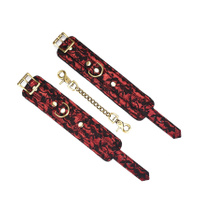 Wegańskie kajdanki na ręce ze skóry wegańskiej, z miękką podszewką, zdobione czerwoną koronką, z okuciami i łańcuchem z metalu w kolorze mosiądzu