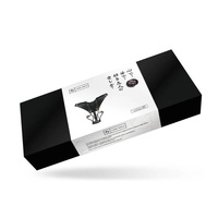 Wykwintna uprząż do strapona z licowej, ścisłej skóry bydlęcej w kolorze głębokiej czerni, z okuciami z metalu w kolorze złota