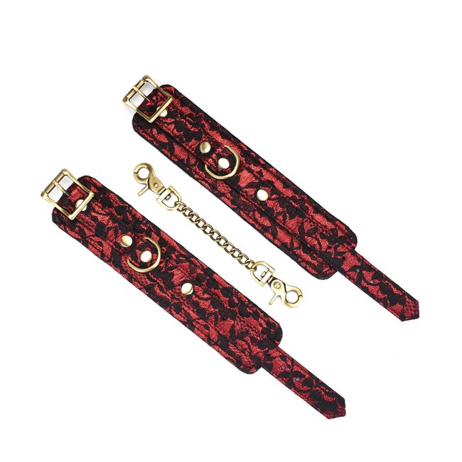 Wegańskie kajdanki na ręce ze skóry wegańskiej, z miękką podszewką, zdobione czerwoną koronką, z okuciami i łańcuchem z metalu w kolorze mosiądzu