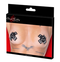 Nakładki naklejki na sutki. W kształcie czarnych skórzanych krzyży z metalowymi nitami i ringami, 2 sztuki