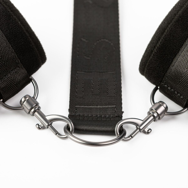 Regulowany zestaw przytrzymujący szyję i nadgarstki SEI MIO, z kajdankami i opaską na szyję, soft BDSM, bondage