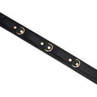 Wykwintne kajdanki na uda z licowej ścisłej skóry bydlęcej w kolorze głębokiej czerni z okuciami  z metalu w kolorze złota rozmiar M/L obwód max 81 cm