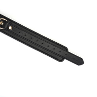 Wykwintne kajdanki na uda z licowej ścisłej skóry bydlęcej w kolorze głębokiej czerni z okuciami  z metalu w kolorze złota rozmiar M/L obwód max 81 cm