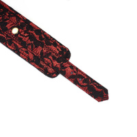 Wegańskie kajdanki na ręce ze skóry wegańskiej, z miękką podszewką, zdobione czerwoną koronką, z okuciami i łańcuchem z metalu w kolorze mosiądzu