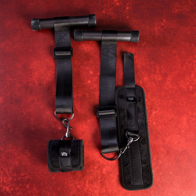 Regulowane kajdanki na nadgarstki do zawieszania na drzwi SEI MIO, system pasów do unieruchamiania na drzwiach,  soft BDSM, bondage