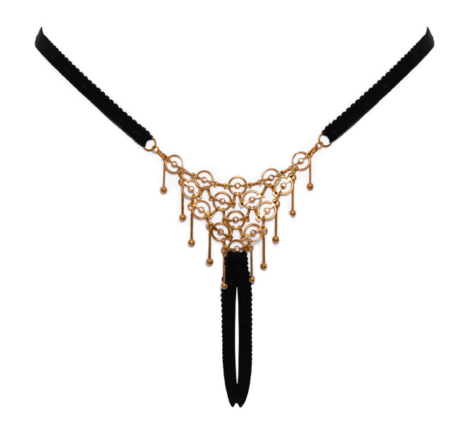 Jubilerskie open stringi ouvert, zdobione pierścieniami i wisiorkami w kolorze złotym, rozmiar S-L