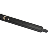 Wykwintne kajdanki na uda z licowej ścisłej skóry bydlęcej w kolorze głębokiej czerni z okuciami  z metalu w kolorze złota rozmiar M/L obwód max 81 cm