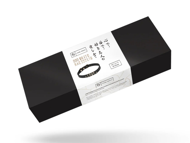 Elegancka maska z wegańskiej eko skóry w kolorze czernym z flokowanym deseniem, wykładana aksamitem