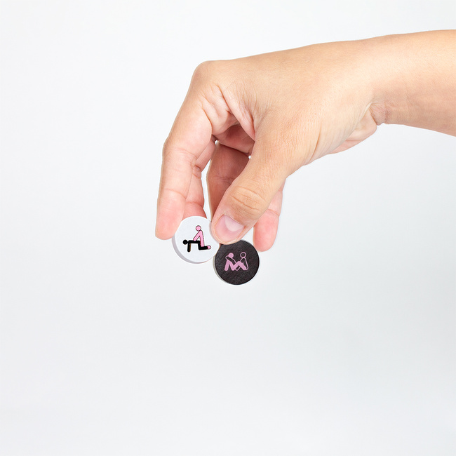 Zwycięska czwórka – gra erotyczna. 42 żetony z pozycjami i tablica do gry. Ułóż 4 w rzędzie i wygraj seks!