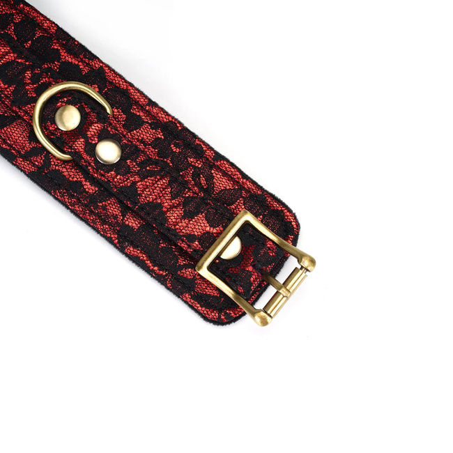 Wegańskie kajdanki na ręce ze skóry wegańskiej, z miękką podszewką, zdobione czerwoną koronką, z okuciami i łańcuchem z metalu w kolorze mosiądzu