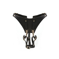 Wykwintna uprząż do strapona z licowej, ścisłej skóry bydlęcej w kolorze głębokiej czerni, z okuciami z metalu w kolorze złota