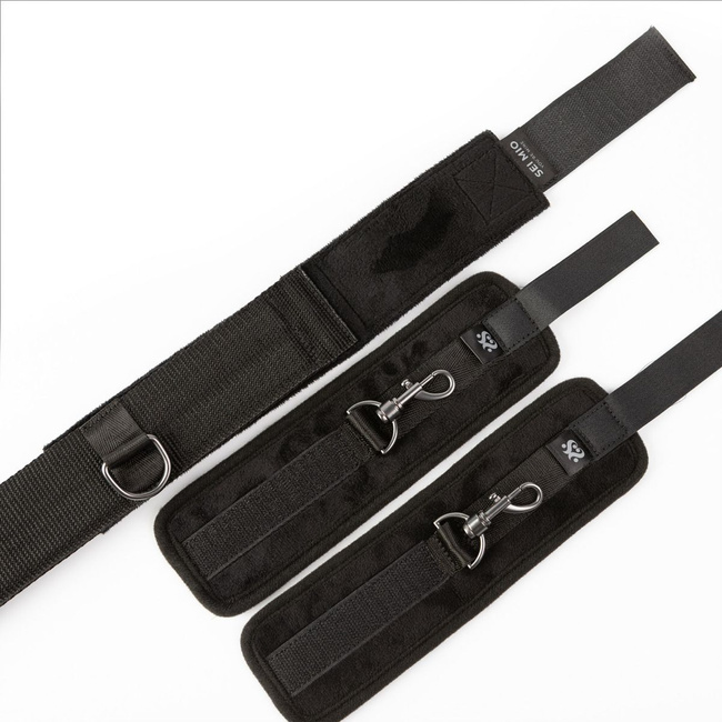 Drążek rozporowy z paskami na nadgarstki SEI MIO, długość 44 cm, do unieruchamiania rąk lub nóg, soft BDSM, bondage
