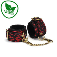 Wegańskie kajdanki na ręce ze skóry wegańskiej, z miękką podszewką, zdobione czerwoną koronką, z okuciami i łańcuchem z metalu w kolorze mosiądzu