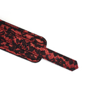 Wegańskie kajdanki na ręce ze skóry wegańskiej, z miękką podszewką, zdobione czerwoną koronką, z okuciami i łańcuchem z metalu w kolorze mosiądzu