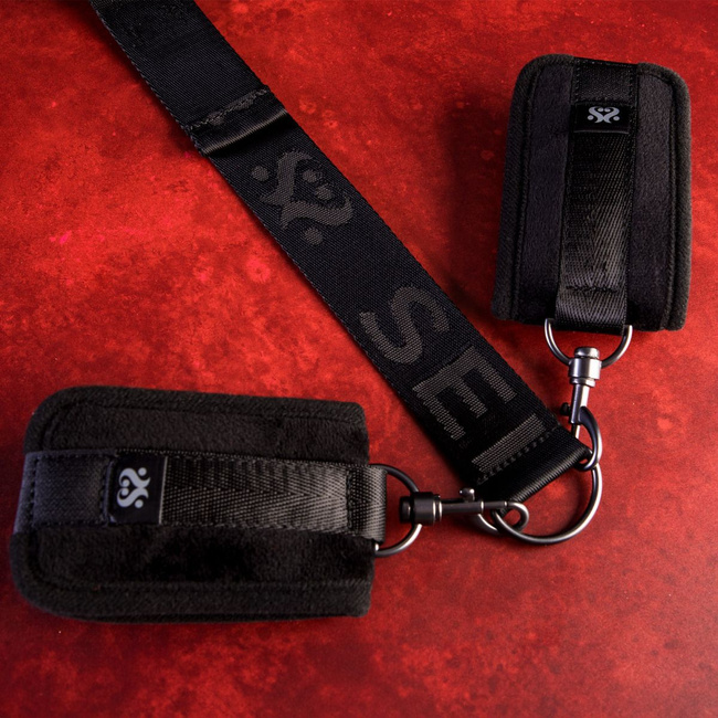 Regulowany zestaw przytrzymujący szyję i nadgarstki SEI MIO, z kajdankami i opaską na szyję, soft BDSM, bondage