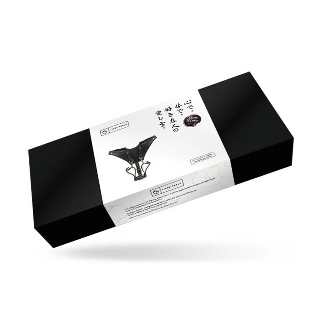 Wykwintna uprząż do strapona z licowej, ścisłej skóry bydlęcej w kolorze głębokiej czerni, z okuciami z metalu w kolorze złota