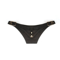 Wykwintna uprząż do strapona z licowej, ścisłej skóry bydlęcej w kolorze głębokiej czerni, z okuciami z metalu w kolorze złota