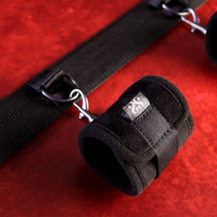 Drążek rozporowy z paskami na nadgarstki SEI MIO, długość 44 cm, do unieruchamiania rąk lub nóg, soft BDSM, bondage
