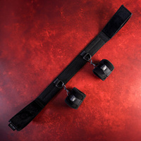 Drążek rozporowy z paskami na nadgarstki SEI MIO, długość 44 cm, do unieruchamiania rąk lub nóg, soft BDSM, bondage