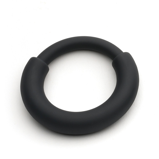 Czarny pojedynczy pierścień erekcyjny na penisa z płynnego silikonu z częściowym metalowym usztywnieniem