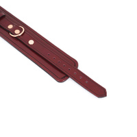 Szykowne kajdanki na ręce z licowej ścisłej skóry bydlęcej w kolorze burgundowym z okuciami i łańcuchem z metalu w kolorze złota