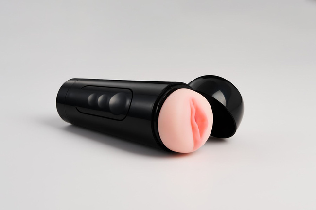 Cindy opiekunka dzieci - młoda, chętna cipka; masturbator anatomiczny w tubie z regulacją siły pieszczot penisa