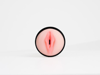 Cindy opiekunka dzieci - młoda, chętna cipka; masturbator anatomiczny w tubie z regulacją siły pieszczot penisa