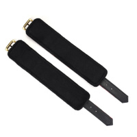 Wegańskie kajdanki na ręce ze skóry wegańskiej, z miękką podszewką, zdobione czerwoną koronką, z okuciami i łańcuchem z metalu w kolorze mosiądzu