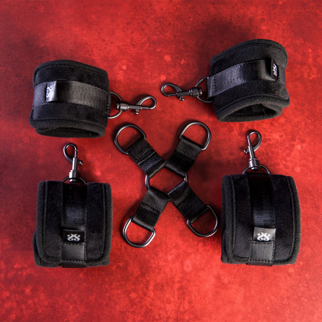 Uprząż do krępowania rąk i nóg SEI MIO, krzyżak hogtie z krótkimi paskami i kajdankami na ręce i nogi,  soft BDSM, bondage