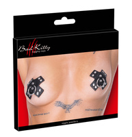 Nakładki naklejki na sutki. W kształcie czarnych skórzanych krzyży z metalowymi nitami i ringami, 2 sztuki