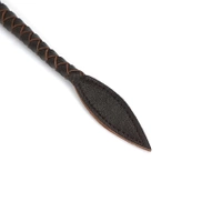 Wykwintny wielorzemieniowy pejcz z licowej ścisłej skóry bydlęcej w kolorze głębokiej czerni z okuciami z metalu w kolorze złotym